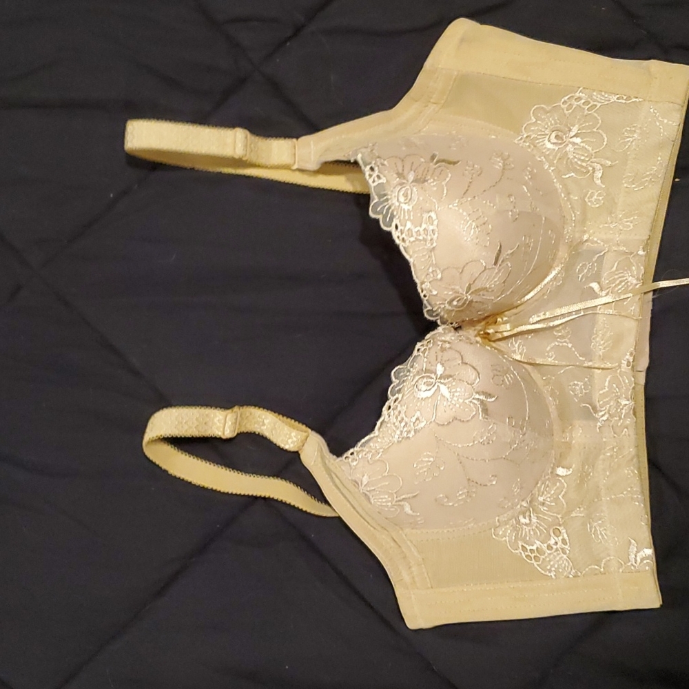 Women's extra support bra, size 32 B, color cream